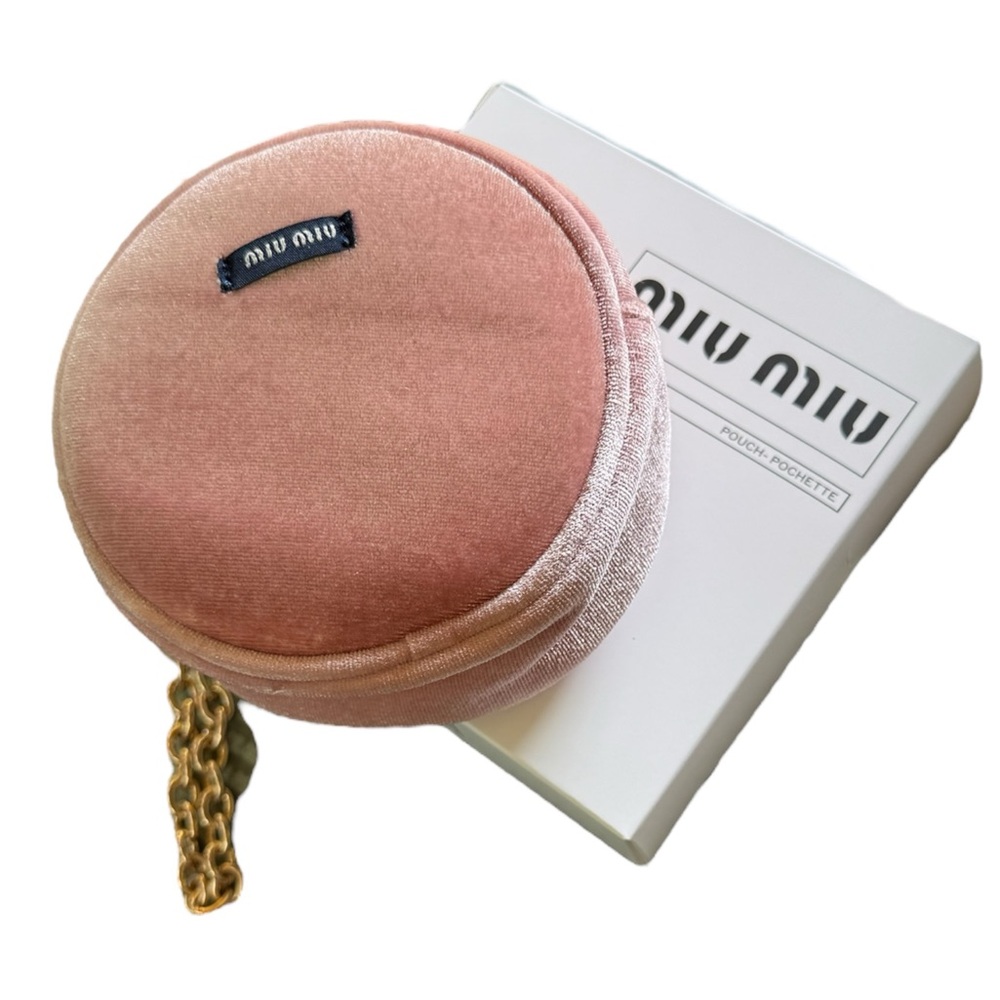 New in Box Miu Miu GWPPink Velvet Round Wristlet with Gold Chain - Picture 2 of 12
